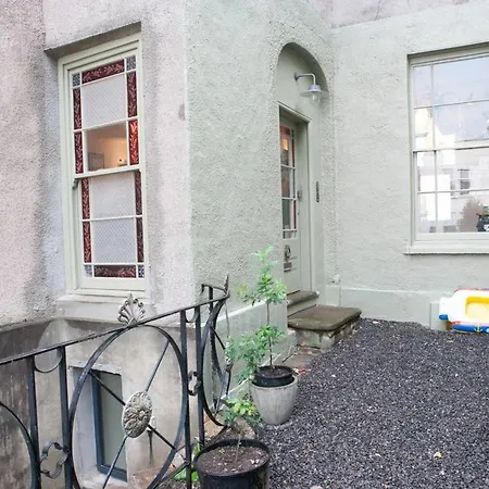 Spacious 3 Bedroom Georgian House In
