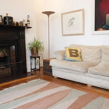 Spacious 3 Bedroom Georgian House In Bristol