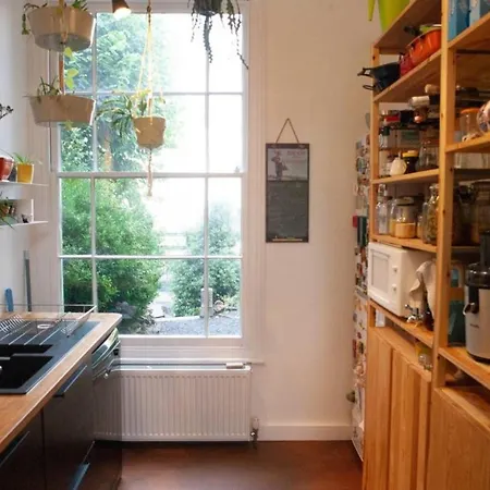Spacious 3 Bedroom Georgian House In Apartment