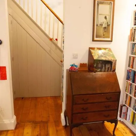 Apartment Spacious 3 Bedroom Georgian House In *