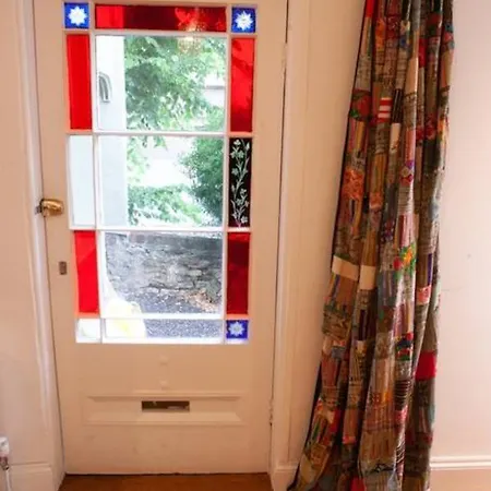 Spacious 3 Bedroom Georgian House In Bristol
